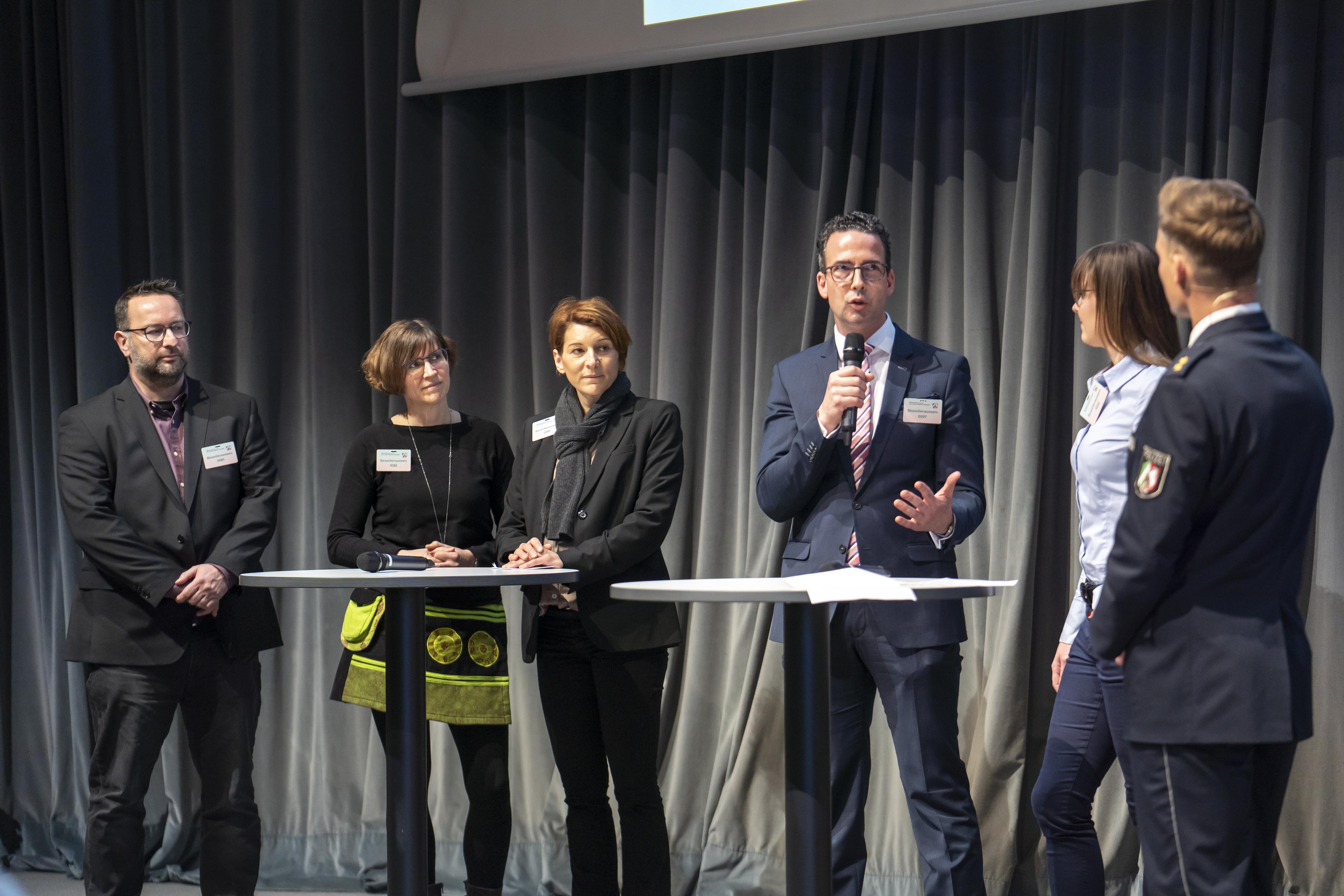 Marcus Rüsche, Britta Fast und Vera Hachmann (Steuerfahndung Münster) und Prof. Dr. Marc Busche und Jessica Odenthal (Klinikum Leverkusen) berichten zu erfolgreichen Trainings von Deeskalation und Eigenschutz in gefährlichen Situationen.