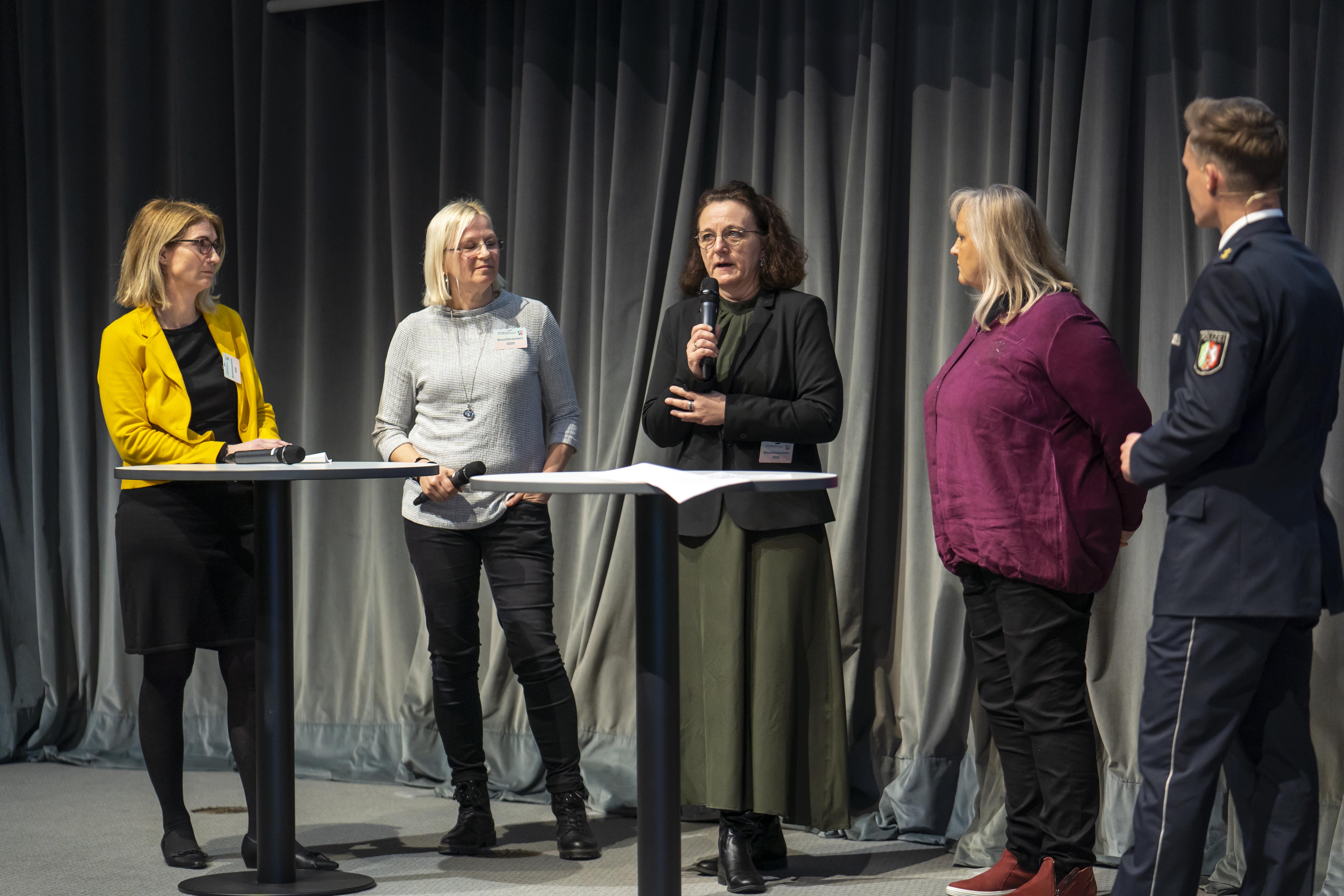 Oberstaatsanwältin Heidrun Odendahl (Staatsanwaltschaft Köln), Katja Daniel (Stadt Witten), Svenja Löhr (Stadt Wuppertal) und Ruth Flier (Stadt Köln) berichten zu Nachsorgemaßnahmen für Betroffene von Gewaltvorfällen.