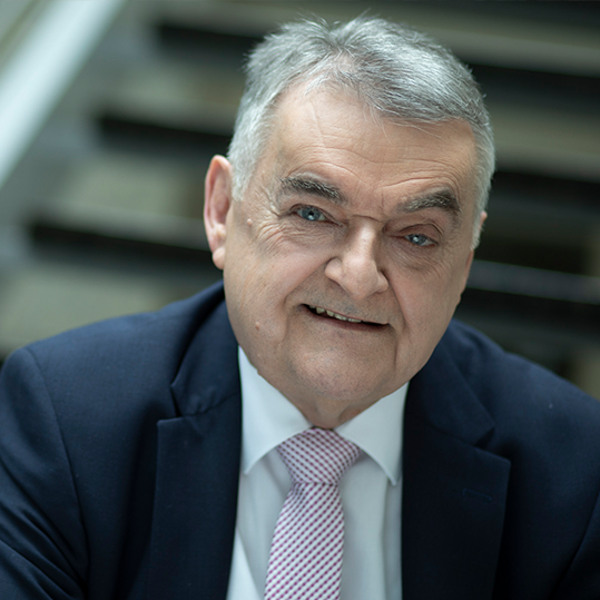 Porträtfoto des Innenministers Herbert Reul