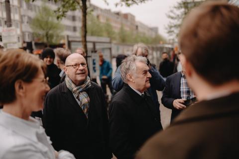 Münsters Oberbürgermeister Markus Lewe und Innenminister Herbert Reul inmitten einer Bürgeransammlung