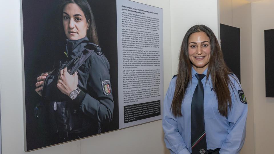 Polizistin Hülya Duran steht vor ihrem Ausstellungsstück