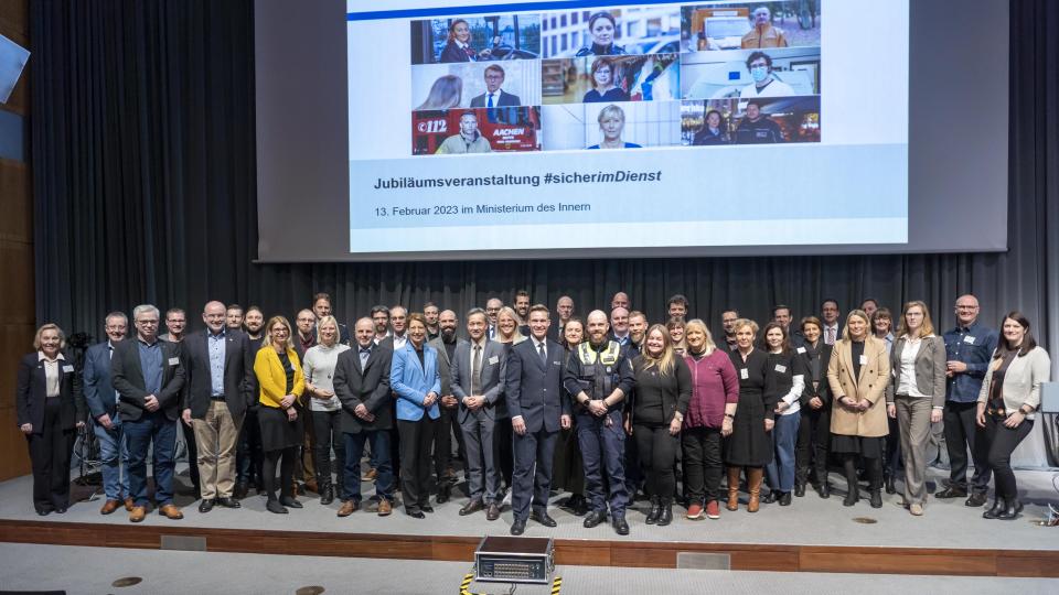 Teilnehmende der Jubiläumsveranstaltung des Präventionsnetzwerks #sicherimDienst im Düsseldorfer Ministerium des Innern.