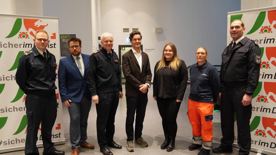 Teilnehmende der SICHEREN STUNDE zum Thema Feuerwehr und Rettungsdienst. Von links nach rechts: David Marten (Feuerwehr Ratingen), Dennis Kuhn (Unfallkasse Nordrhein-Westfalen), Thomas Lembeck (Feuerwehr Essen), Dr. Steffen Grautoff (Kreis Herford), Susanne Aumann (Koordinierungsgruppe #sicherimDienst), Janine Menge (Feuerwehr Minden) und Kai Wiegand (Feuerwehr Dortmund). / Weiterer Text über ots und www.presseportal.de/nr/166917 / Die Verwendung dieses Bildes für redaktionelle Zwecke ist unter Beachtung al