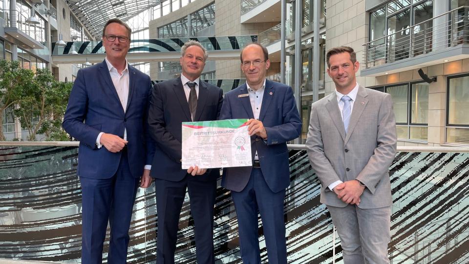 Gruppenfoto: Gunther Wölfges (Vorstandsvorsitzender Stadtsparkasse Wuppertal), Carsten Höltermann (Unfallkasse NRW), Michael Selbach (BGM und SBV Stadtsparkasse Wuppertal), Andreas Jedamzik (Koordinierungsgruppe #sicherimDienst)
