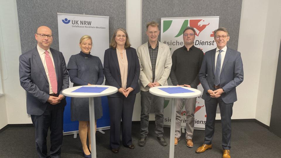 Gruppenfoto der fünf Diskussionsgäste und der Moderatorin