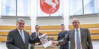 Gruppenbild von Innenminister Herbert Reul, Polizeipräsident Falk Schnabel, Netzwerk-Koordinator Andre Niewöhner und LWL-Direktor Matthias Löb