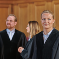 Gruppenbild von Richterinnen und Richtern in einem Sitzungssaal