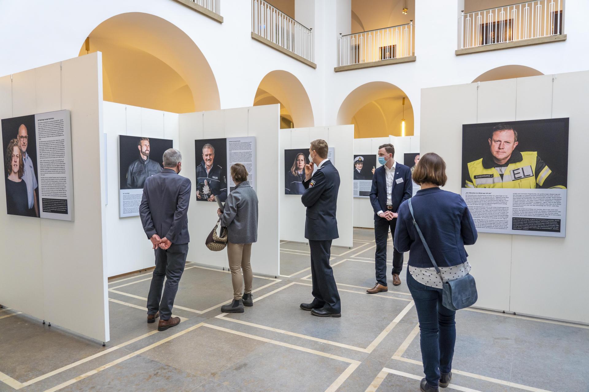 Menschen schauen sich die Ausstellung an.