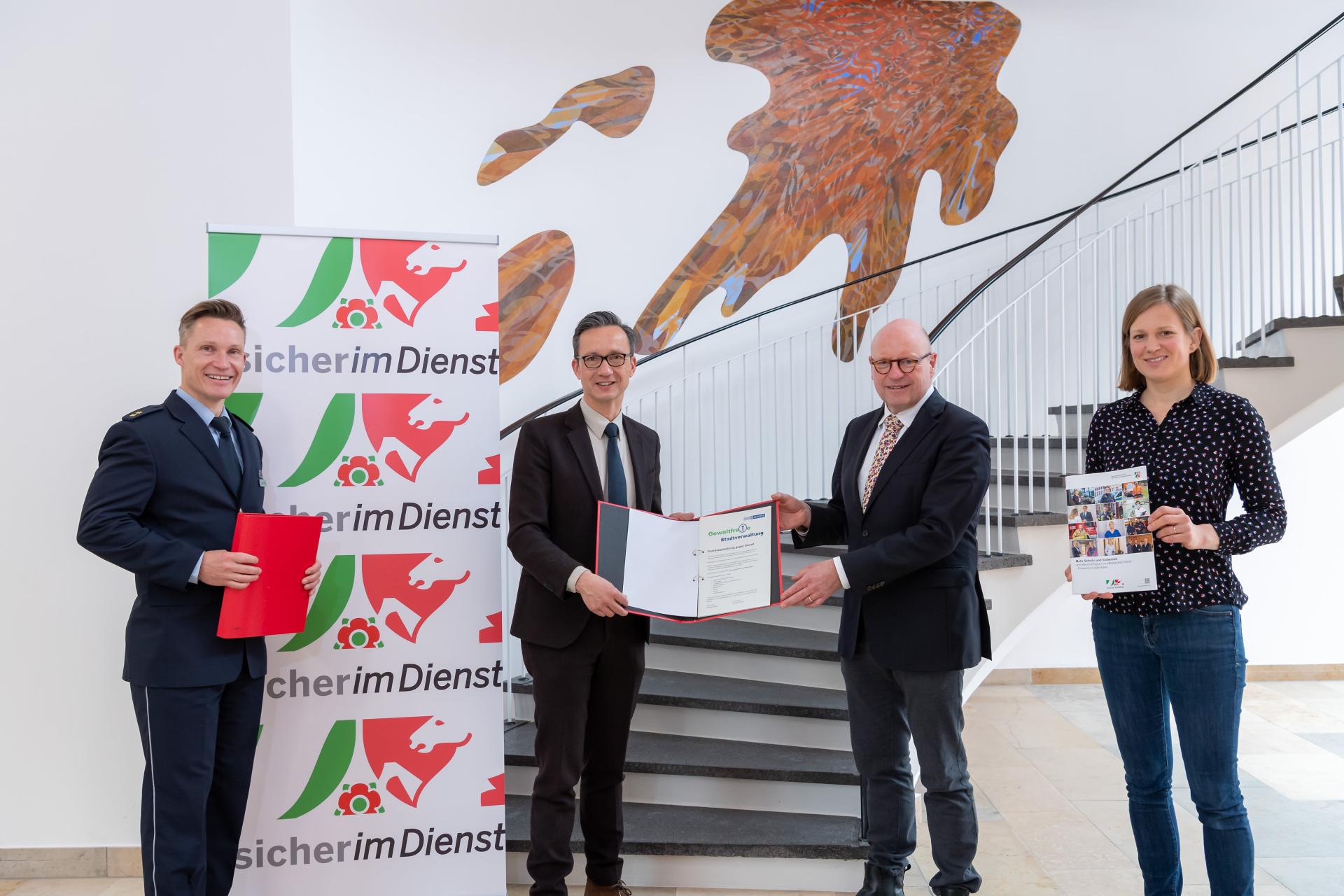 Gruppenfoto mit Netzwerk-Koordinator Andre Niewöhner, Polizeipräsident Falk Schnabel, Oberbürgermeister Markus Lewe und Marie Louise Franke