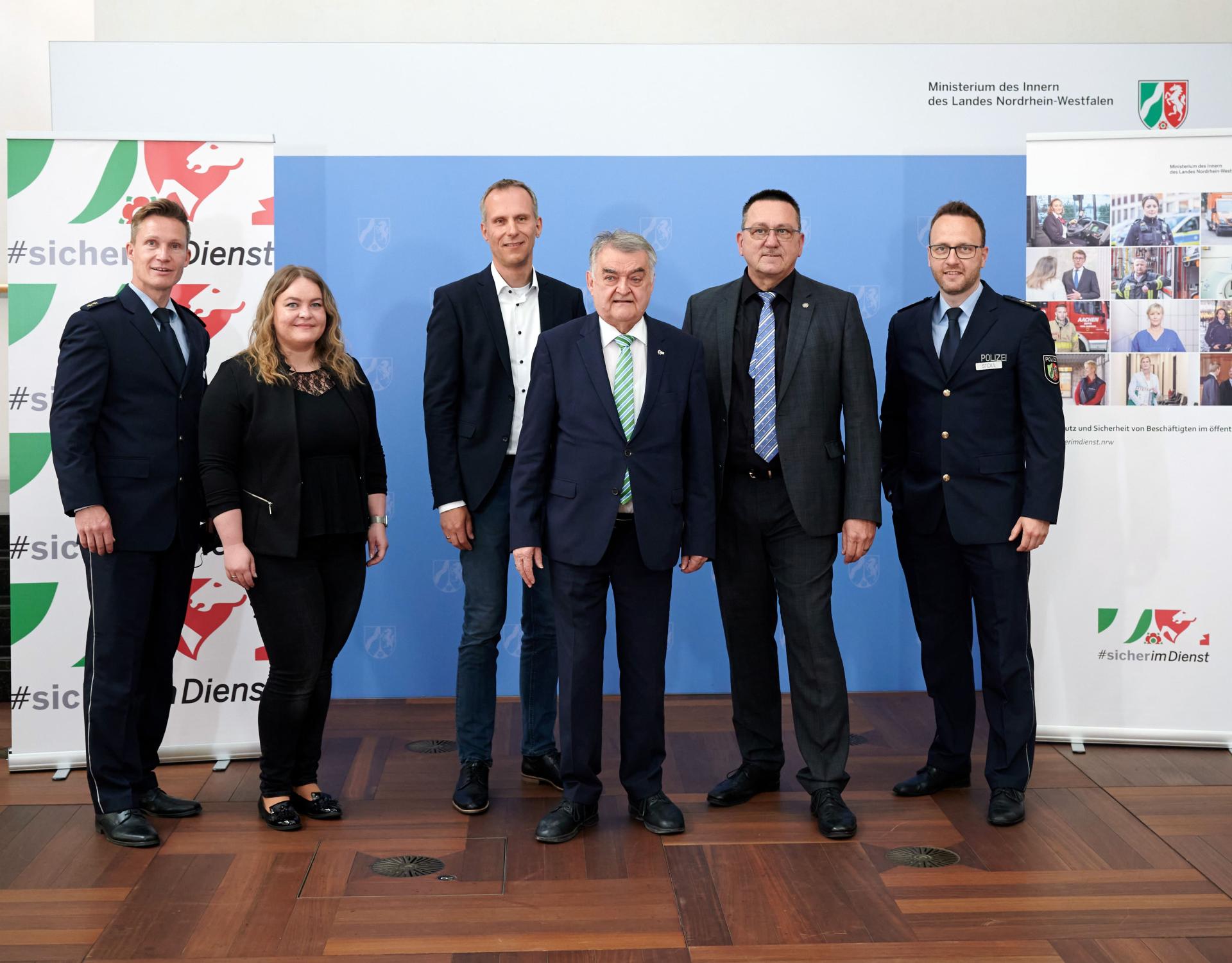 Gruppenbild mit Minister Reul