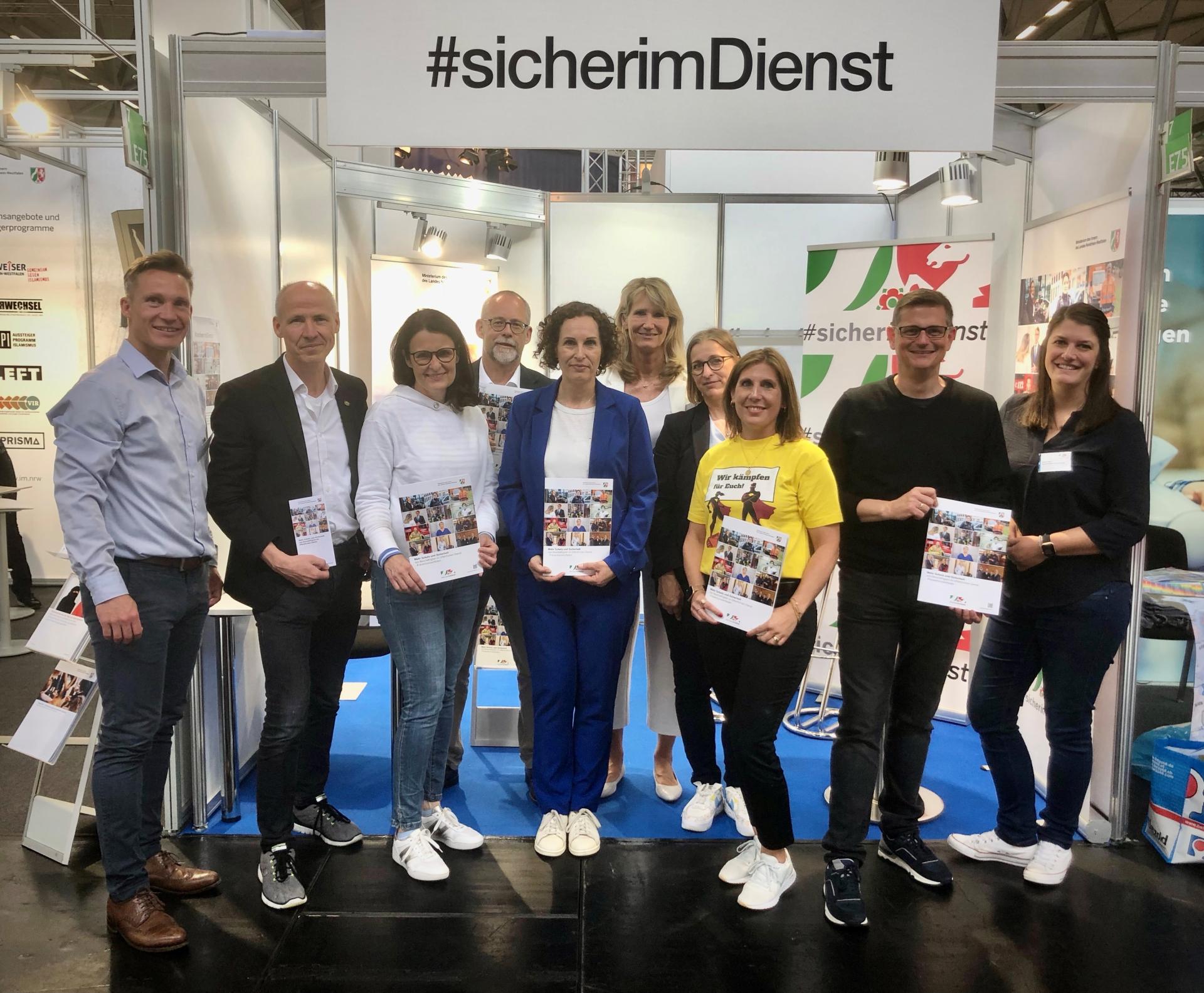 Andre Niewöhner (Leiter Koordinierungsgruppe #sicherimDienst), Michael Suermann (Landesvorsitzender VLBS NRW), Anne Deimel (stellv. Landesvorsitzende VbE NRW), Hilmar von Zedlik-Neukirch (Landesvorsitzender VLW NRW), Wibke Poth (stellv. Landesvorsitzende VbE NRW), Sabine Mistler (Landesvorsitzende PhV NRW), Uta Brockmann (PhV NRW), Nicole Paulus (lehrernrw, KV Detmold), Stefan Behlau (Landesvorsitzender VbE NRW), Anne Herr (Geschäftsstelle #sicherimDienst). 