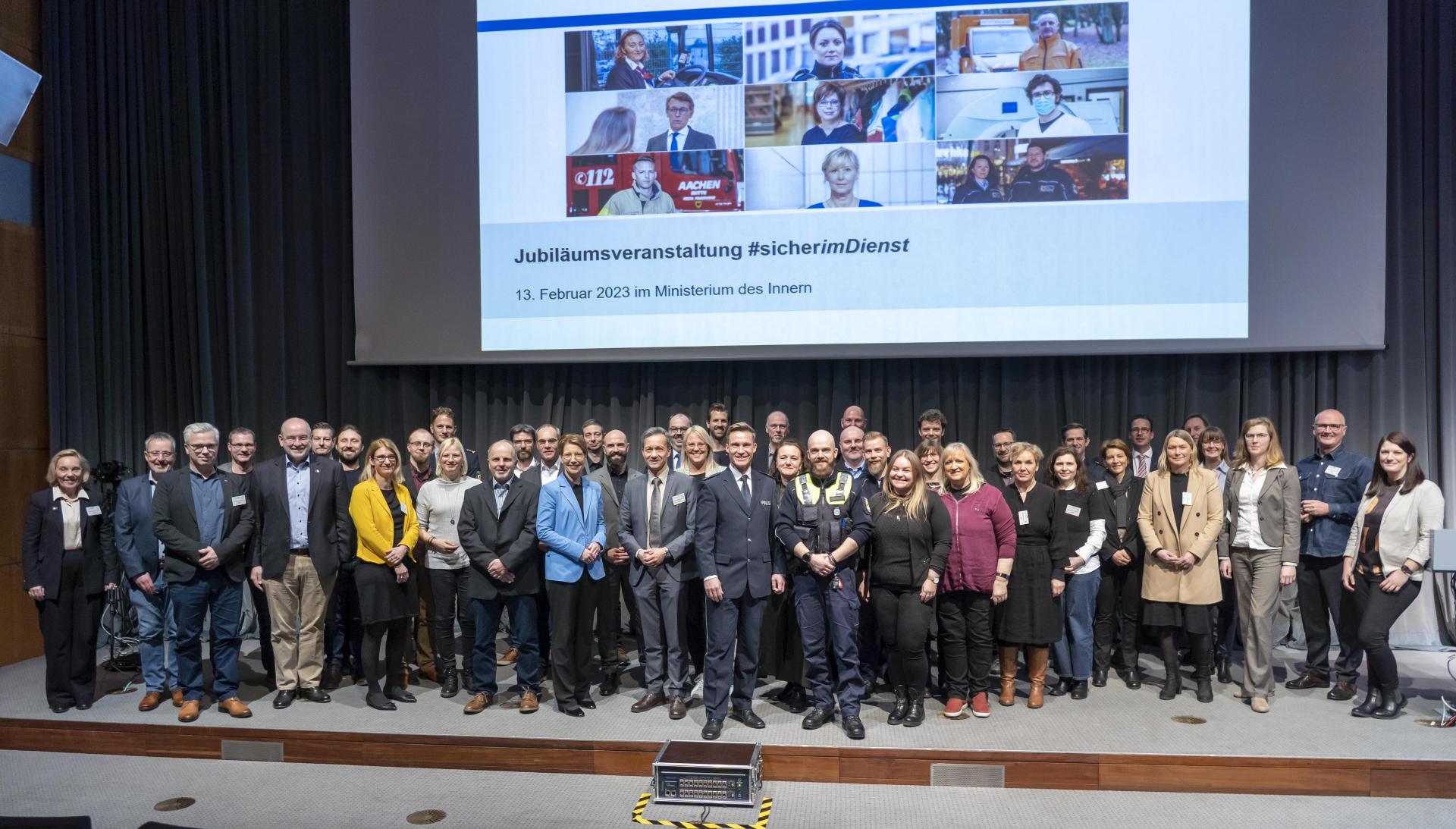 Teilnehmende der Jubiläumsveranstaltung des Präventionsnetzwerks #sicherimDienst im Düsseldorfer Ministerium des Innern.