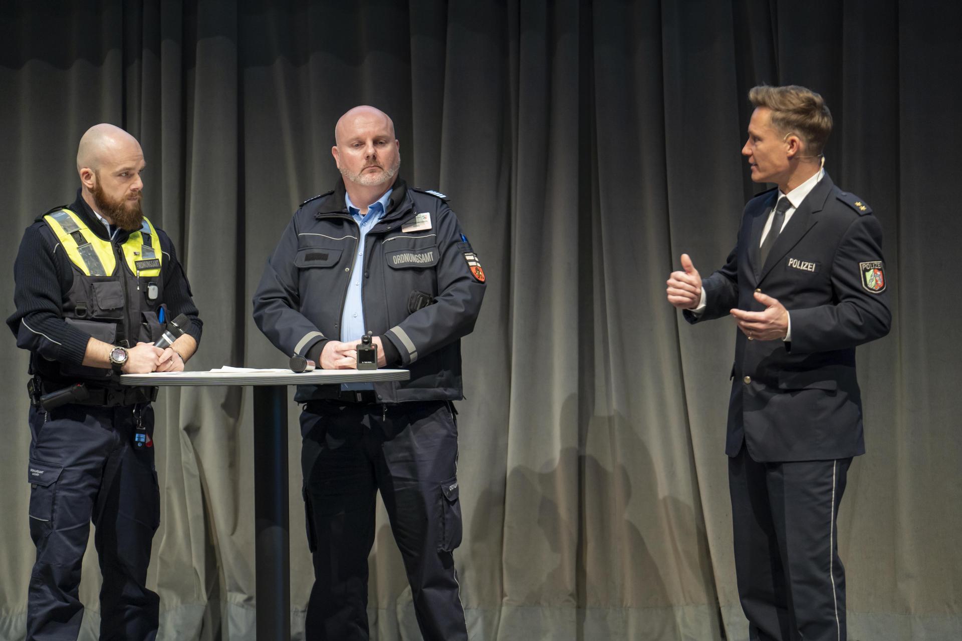 V.l.n.r.: Sven Nütten (Stadt Aachen) und Frank Schaar (Stadt Bonn) berichten zu hilfreichen Präventionsmaßnahmen für Kommunale Ordnungsdienste. Rechts im Bild: Andre Niewöhner, Leiter der Koordinierungsgruppe von #sicherimDienst.