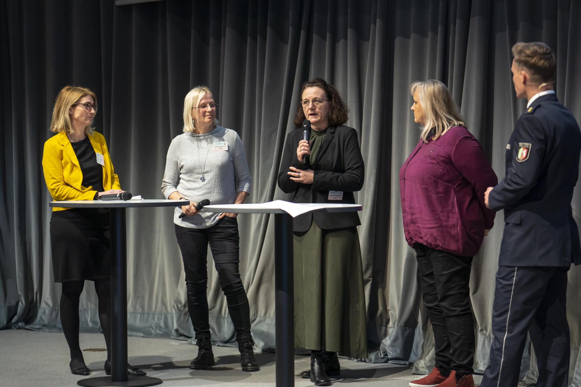 Oberstaatsanwältin Heidrun Odendahl (Staatsanwaltschaft Köln), Katja Daniel (Stadt Witten), Svenja Löhr (Stadt Wuppertal) und Ruth Flier (Stadt Köln) berichten zu Nachsorgemaßnahmen für Betroffene von Gewaltvorfällen. 